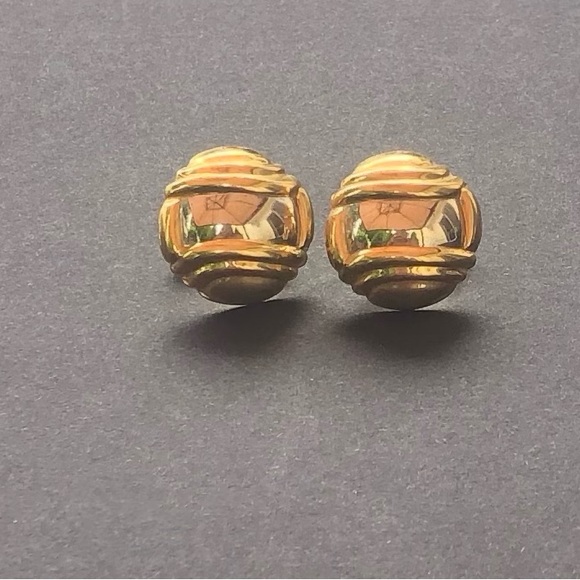 Elegant 18k Gold Stud Earrings - Picture 1 of 6